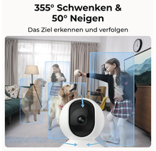 Überwachungskamera in einem Wohnzimmer, die ein Mädchen und einen Hund verfolgt