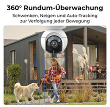 Überwachungskamera mit 360 Grad Überwachung im Einsatz im Garten, die eine Person und einen Hund verfolgt.