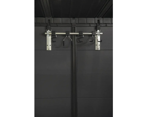 Fahrradaufhängung an einer grauen Gartenhauswand