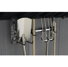 Gartenwerkzeug an einer Werkzeugwand aufgehängt