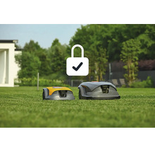 Zwei Stiga Mähroboter auf Rasen mit Schloss-Symbol zur Aktivierung
