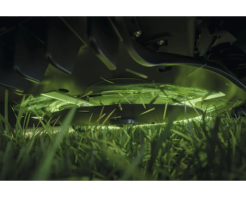 Rasenmäher im Einsatz mit rotierenden Messern beim Grasschneiden