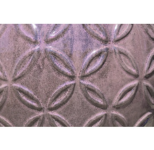 Nahaufnahme der Oberfläche einer Pflanzschale mit floralem Muster