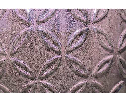 Nahaufnahme der Oberfläche einer Pflanzschale mit floralem Muster