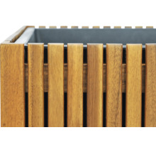 Detailansicht eines Pflanzkübels aus Holzlatten