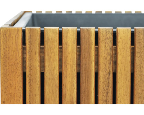 Detailansicht eines Pflanzkübels aus Holzlatten