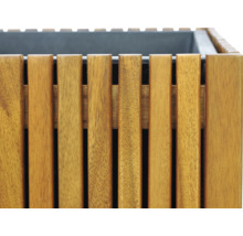 Holzblumenkasten mit Lattenmuster