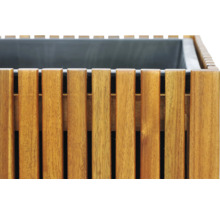 Nahaufnahme eines Pflanzkastens aus Holzlatten