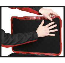 Person setzt Schaumstoffeinlage in einen Werkzeugkoffer.