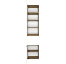 Offener Hochschrank in Holzoptik Eiche mit mehreren Einlegeböden und weißer Innenrückwand.
