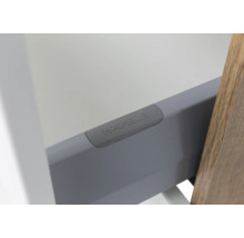 Nahaufnahme einer grauen Schubladenzarge mit dem Häfele Logo auf der Abdeckkappe.