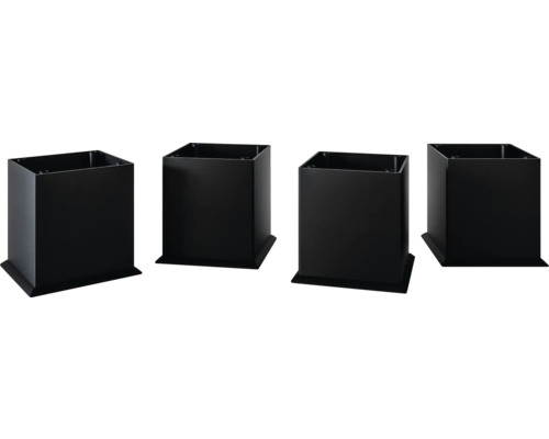 Vier quadratische schwarze Möbelfüße aus robustem Material.