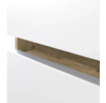 Detailansicht einer Möbelfront mit integrierter Griffmulde in Holzoptik zwischen weißen Elementen.