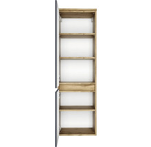 Hochschrank mit geöffneter Tür, Innenraum in Holzoptik mit mehreren Einlegeböden und einem Fach in der Mitte.