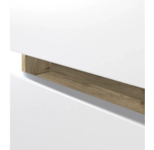 Detail einer weißen Möbelfront mit Griffmulde in Holzoptik.
