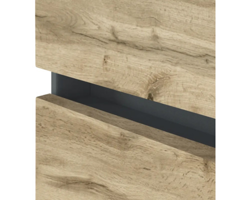 Nahaufnahme einer Möbelfront in Holzoptik mit integrierter Griffmulde in Anthrazit.
