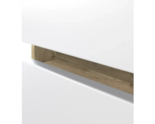 Nahaufnahme einer weißen Schrankfront mit Griffmulde in Holzoptik.