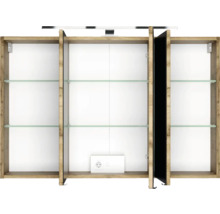Dreitüriger Badezimmer-Spiegelschrank in Holzoptik mit Glaseinlegeböden, integrierter Steckdose und LED-Aufsatzleuchte, geöffnet.