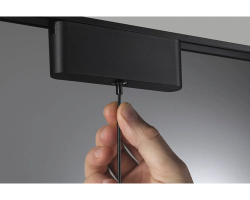 Hand befestigt Stromschiene an der Decke.