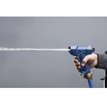 GEKA Logo Wasserspritzpistole mit Wasserstrahl in der Hand