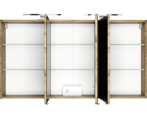 Geöffneter dreitüriger Spiegelschrank für das Badezimmer mit Glaseinlegeböden, integrierter Steckdose und Korpus in Holzoptik.