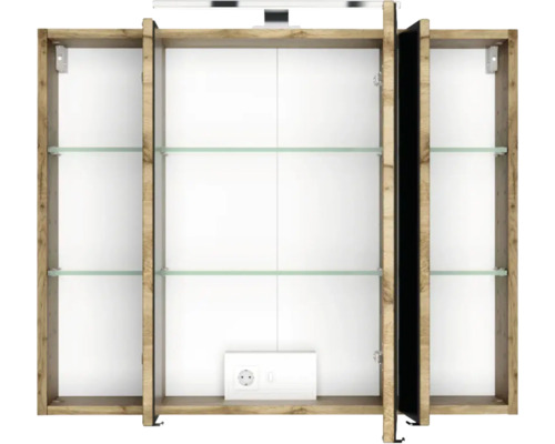 Geöffneter dreitüriger Spiegelschrank für das Badezimmer mit Rahmen in Holzoptik, Glaseinlegeböden, Beleuchtung und integrierter Steckdose.