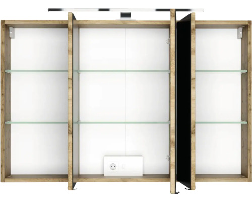 Offener Badezimmer-Spiegelschrank mit drei Fächern, Glaseinlegeböden, integrierter Steckdose und Korpus aus Holz.