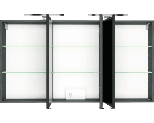 Geöffneter dreitüriger Spiegelschrank in Anthrazit mit Glaseinlegeböden, integrierter Steckdose und Beleuchtung.
