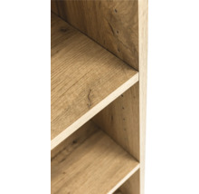 Detailansicht eines Regals in Holzoptik Eiche mit sichtbarer Maserung und Löchern für Fachböden.