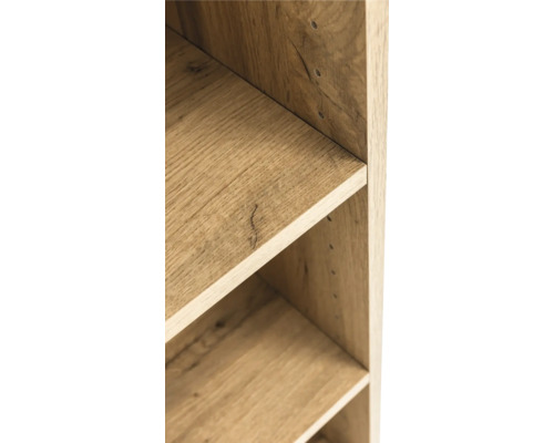 Detailansicht eines Regals in Holzoptik Eiche mit sichtbarer Maserung und Löchern für Fachböden.