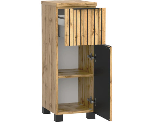Schmaler Badezimmerschrank in Eichenoptik mit Lamellenfront an der Schublade, einer geöffneten Tür, schwarzen Füßen und schwarzem Griff.