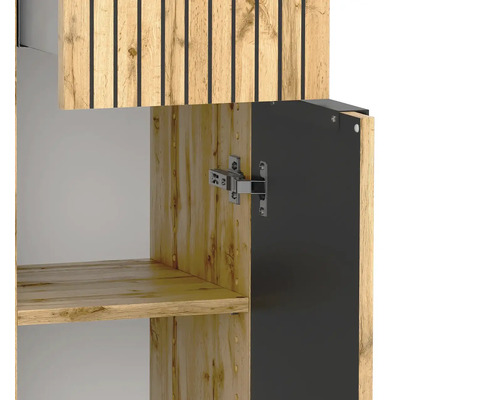 Nahaufnahme eines Badezimmerschranks in Eichenoptik mit schwarzen Lamellen an der Front und einem Metallscharnier an der geöffneten Tür.