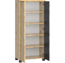 Hochschrank in Eichenoptik mit geriffelter Front, einer offenen schwarzen Tür und fënnef Einlegeböden.