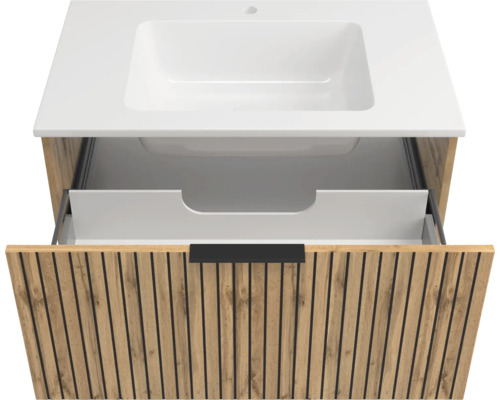 Waschtischunterschrank in Eiche Natur mit Lamellen-Design, weißes Waschbecken und eine offene Schublade mit schwarzer Griffleiste.