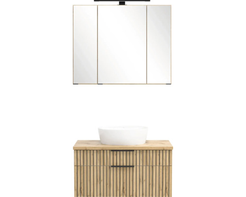 Badezimmermöbel-Set mit dreitürigem Spiegelschrank, Beleuchtung, weißem Aufsatzwaschbecken und Unterschrank in Eichenoptik mit schwarzen Lamellen.