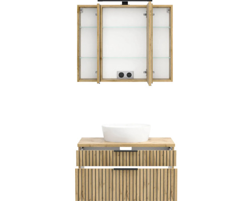 Badmöbel-Set mit dreitürigem Spiegelschrank, weißem Aufsatzwaschbecken und Waschbeckenunterschrank in Holzoptik mit Lamellenfront.