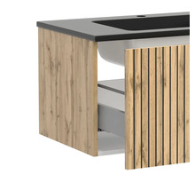 Waschbeckenunterschrank in Eiche-Optik mit schwarzem Waschbecken und Lamellenfront, eine Schublade ist geöffnet.