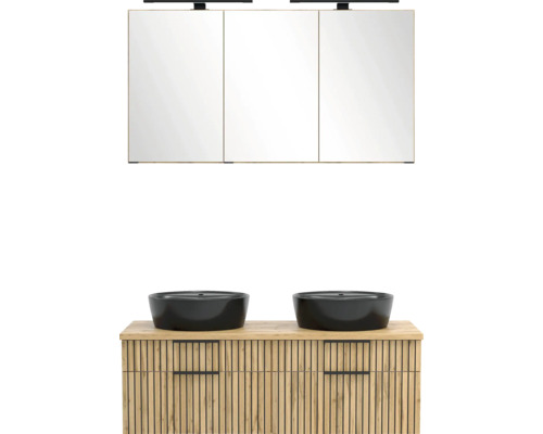 Badezimmermöbel-Set bestehend aus einem dreitürigen Spiegelschrank mit Beleuchtung, zwei runden schwarzen Aufsatzbecken und einem Holz-Unterschrank.