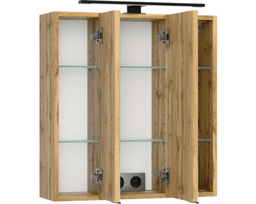 Dreitüriger Spiegelschrank in Eichenoptik mit Glasböden, integrierter Steckdose und LED-Aufsatzleuchte.