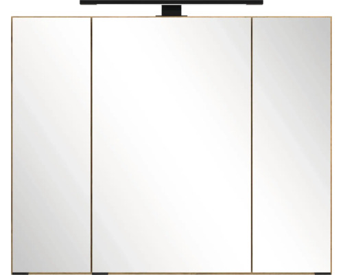 Dreitüriger Badezimmer-Spiegelschrank mit schwarzer Aufsatzleuchte.