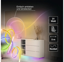 Flexibler LED-Streifen mit 5 Meter Länge und 21 Watt in einem Wohnraum, steuerbar per Fernbedienung, einfache Montage zum Kleben.