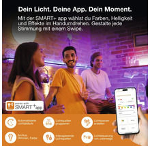 Drei Personen in einem Raum mit smarter Beleuchtung. Eine Smartphone-App zeigt Funktionen für Dimmen, Farbwahl, Lichtszenen und Automatisierung.
