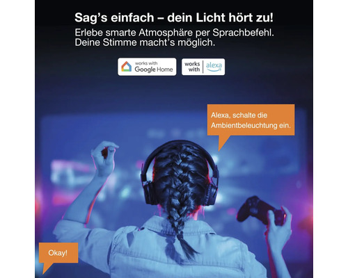 Person mit Kopfhörern und Controller steuert smarte Beleuchtung per Sprachbefehl. Google Home Logo und Alexa Logo sind sichtbar.