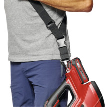 Person mit Akku-Gartengerät und Tragegurt