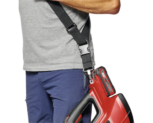 Person mit Akku-Gartengerät und Tragegurt