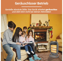 Eine Familie sitzt in einem Wohnzimmer und liest ein Buch neben einem Heizlüfter.
