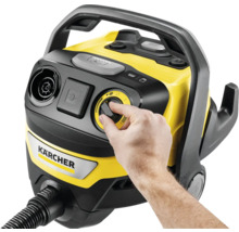 Kärcher Mehrzwecksauger mit Hand am Drehknopf