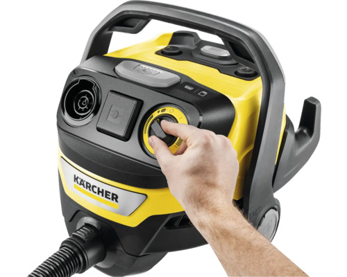 Kärcher Mehrzwecksauger mit Hand am Drehknopf