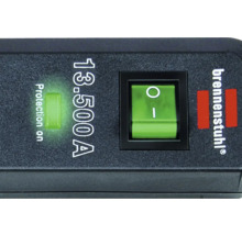 Detailansicht eines Überspannungsschutzes mit Schutzschalter und Brennenstuhl Logo