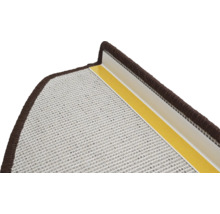 Detail einer Treppenstufe mit braunem Kantenschutzprofil